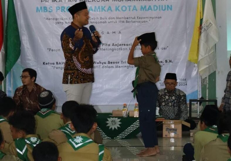 GAYENG: Fi'ikrisna Setiawan Ketua Divisi Sosdiklih, Parmas, dan SDM KPU Kota Madiun saat tanya jawab dengan salah satu peserta Pra Musyran (Foto MBS Prof Hamka Kota Madiun