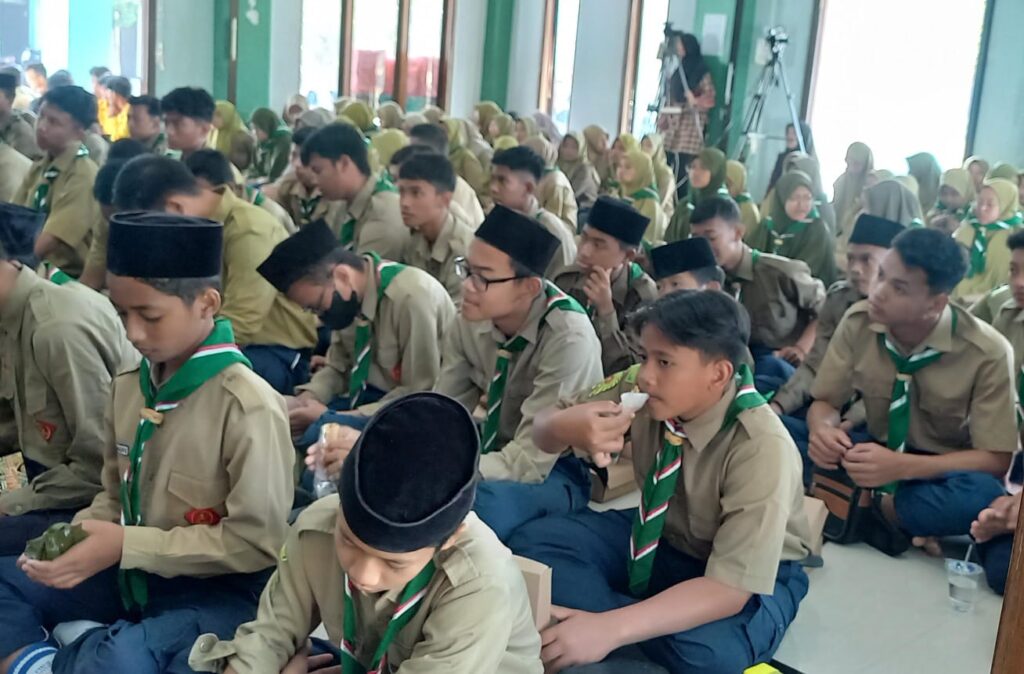 KHIDMAT: Seluruh peserta mendengarkan pemaparan materi tentang demokrasi